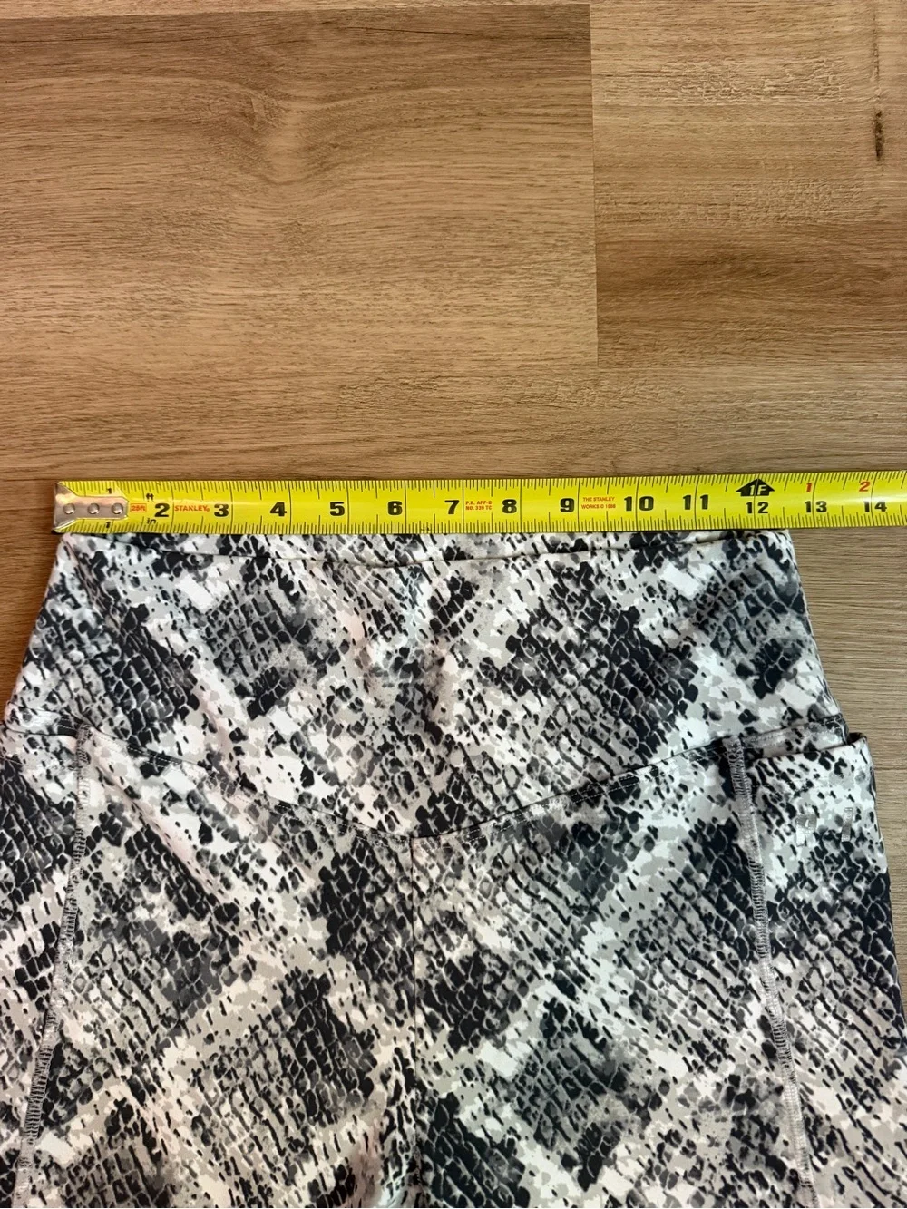 PINK Victoria's Secret Black & White Snake-Print Leggings